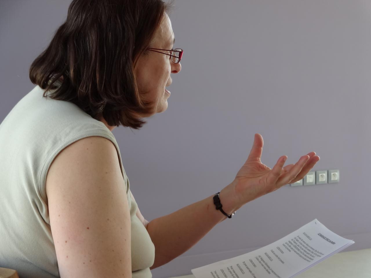 Elle parle avec les mains